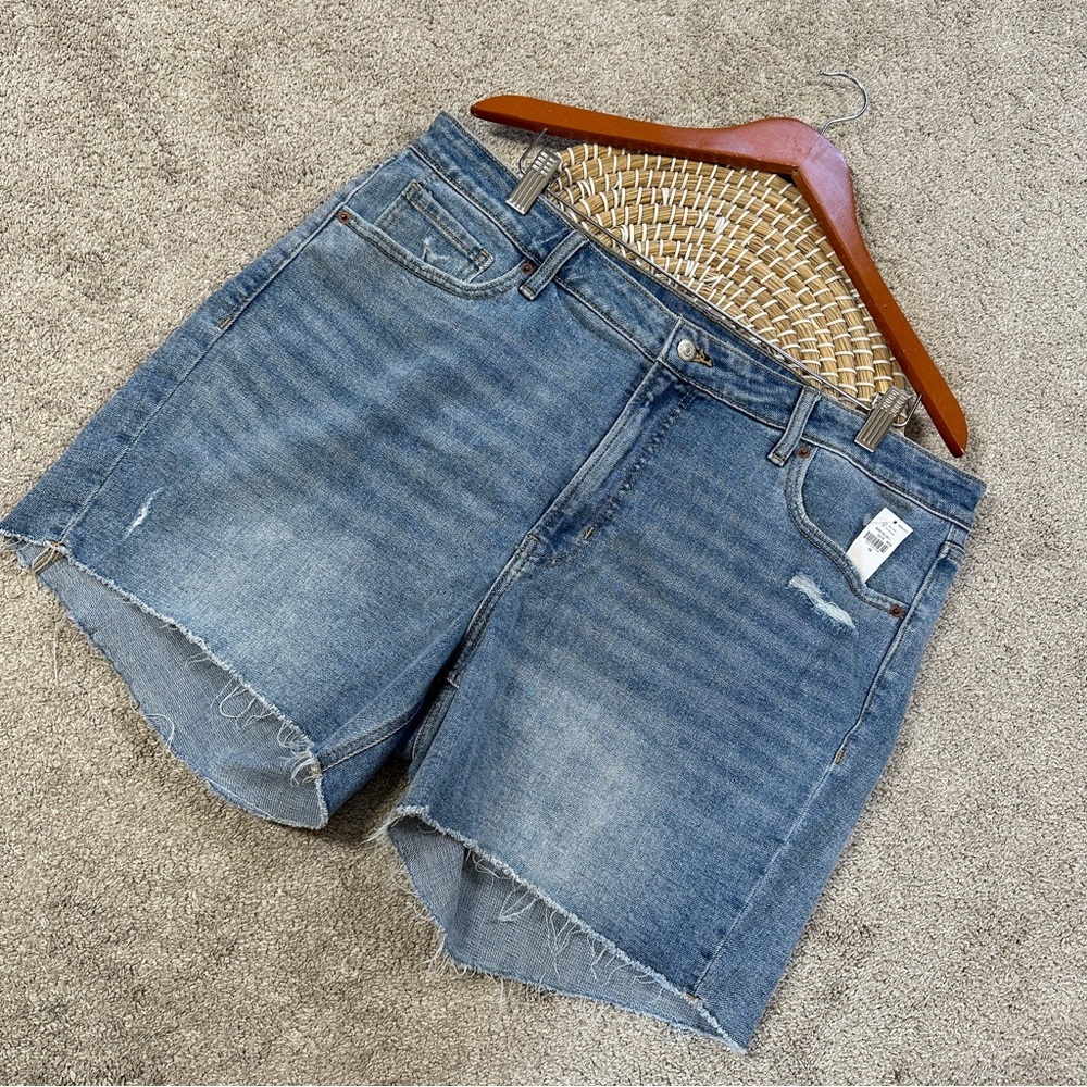 NWT Old Navy Women’s High Rise Og Straight Denim Shorts 5” in Dana Destroy 18